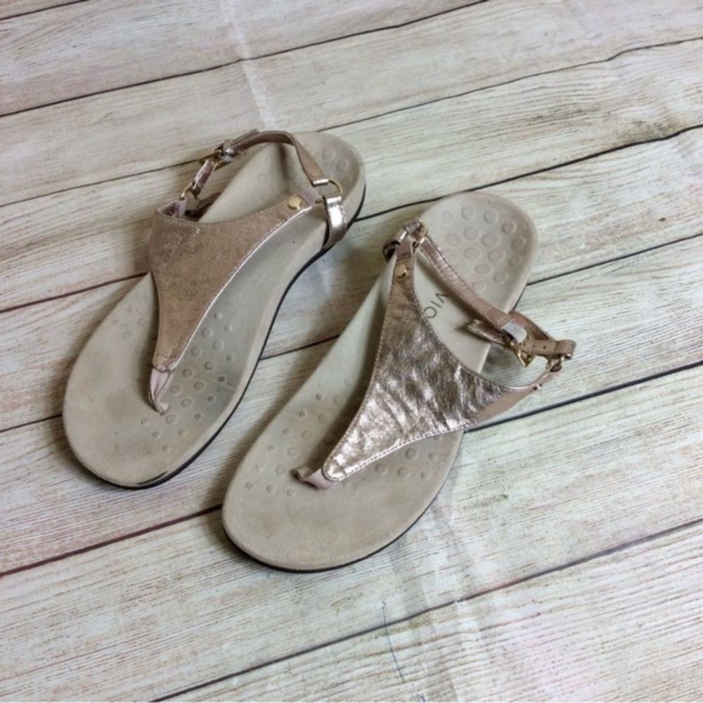 Vionic Kiera gold leather thong sandals. Size 9.